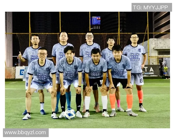 足球球星与好友温馨合照展现友情与默契，瞬间定格精彩时刻